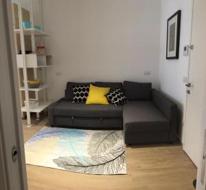 sala de estar con sofá y alfombra en Appartamento Acquamarina, en San Benedetto del Tronto