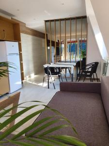 a dining room with a table and chairs at Villa Solina in Zawóz