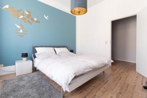 a bedroom with a bed with a blue wall at Wohnen wie zuhause - zu Gast in Erfurt in Erfurt