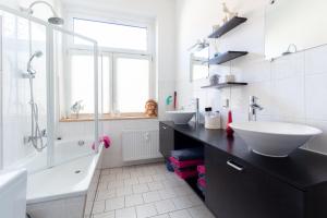 a bathroom with two sinks and a tub and a shower at Wohnen wie zuhause - zu Gast in Erfurt in Erfurt