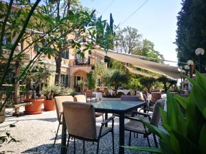 Un restaurante o sitio para comer en Villa Andor