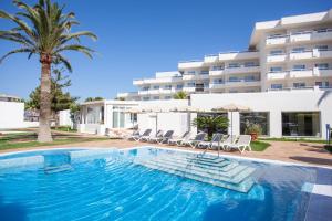 a swimming pool in front of a hotel at Grupotel Los Príncipes & Spa in Playa de Muro