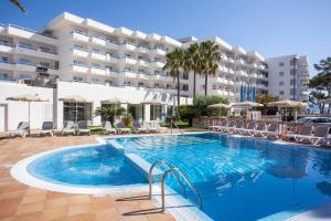 a swimming pool in front of a hotel at Grupotel Los Príncipes & Spa in Playa de Muro