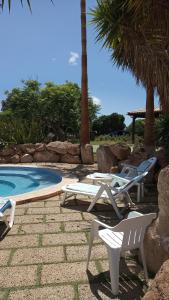 un gruppo di sedie a sdraio accanto a una piscina di Casa del artista ad Arona