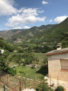 Cette maison offre une vue sur les montagnes. dans l'établissement Gîte de la Fontaine Auberge des Gorges de Daluis, à Daluis