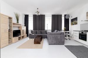 uma sala de estar branca com um sofá e uma mesa em City Centre Apartment em Varsóvia