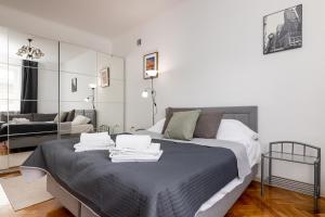 een slaapkamer met een bed en een woonkamer bij City Centre Apartment in Warschau