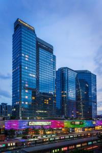 un grupo de edificios altos en una ciudad por la noche en Fraser Suites Guangzhou, en Guangzhou
