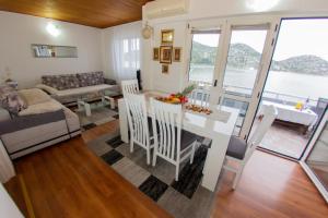 Posedenie v ubytovaní Apartmani Sunset Rogotin