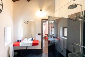 Agriturismo Famiglia al Castello Di Bagnolo tesisinde bir banyo