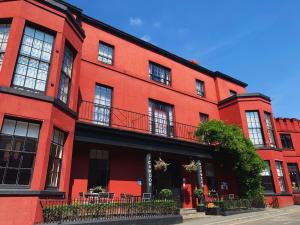 un edificio de ladrillo rojo con ventanas en una calle en The Cawdor en Llandeilo
