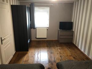 TV a/nebo společenská místnost v ubytování Spacieux appartement 2/6 pers 110m² proche CNPE