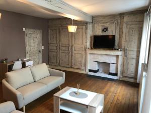 TV a/nebo společenská místnost v ubytování Spacieux appartement 2/6 pers 110m² proche CNPE