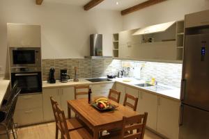 Kuchyň nebo kuchyňský kout v ubytování Abraham Apartments