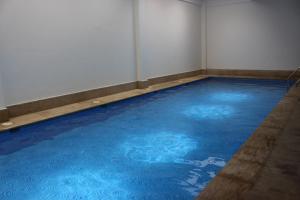 马拉喀什Studio Salmiya Dune的一间大蓝色的房间