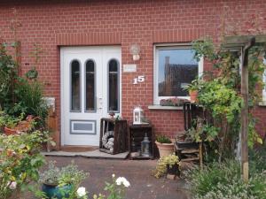 een rood bakstenen huis met een witte deur bij Wintergarten am Thingplatz in Rinteln