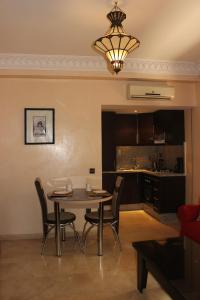 馬拉喀什的住宿－Studio Salmiya Dune，一间带桌椅的用餐室和一间厨房