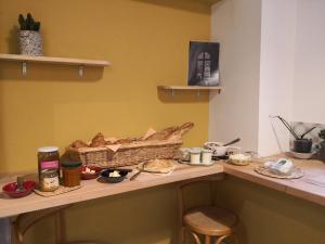 a kitchen counter with a basket on top of it at L'Oisellerie Meublé de Tourisme in Angers