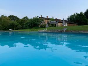 Bazén v ubytování Agriturismo Famiglia al Castello Di Bagnolo nebo v jeho okolí