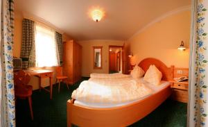 Postel nebo postele na pokoji v ubytování Hotel Kreutzer + 37 fotografií