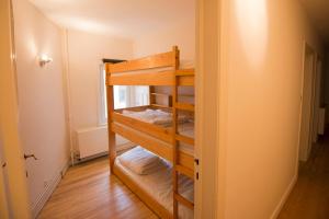 a bunk bed room with two bunk beds at Clos Normand in Nieuwpoort