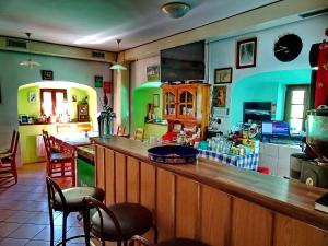 Dom Pristava في جيسينيس: بار في مطعم مع كونتر وكراسي