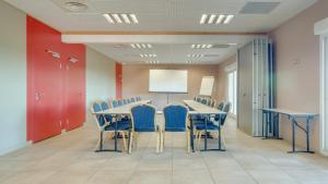 una sala de conferencias con sillas, mesa y pizarra en Vacancéole – Le Domaine de Camiole, en Callian