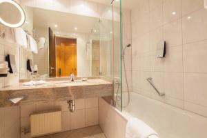 A bathroom at Arabella Brauneck Hotel