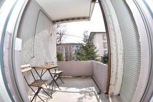 Habitación con vistas a un balcón con mesa y sillas. en PABS Résidences - Weinbergstrasse 68 (2ML), en Zúrich
