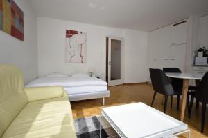 Sala de estar con cama y mesa en PABS Résidences - Weinbergstrasse 68 (2ML), en Zúrich