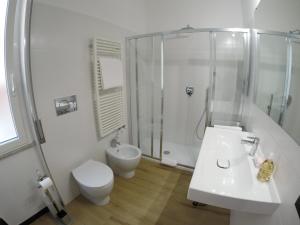 Un baño con ducha, lavabo e inodoro. en Casa Marinin, en Sestri Levante 13 fotos más