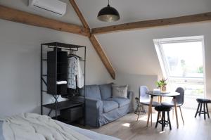 1 dormitorio con sofá azul y mesa en Bed en Bezem, en Laarne
