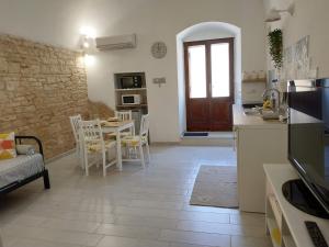 a kitchen and living room with a table and chairs at Shabbychic27 in Sannicandro di Bari