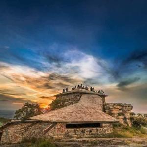 a group of people sitting on top of a building at Pousada Mirante das Pedras in São Thomé das Letras