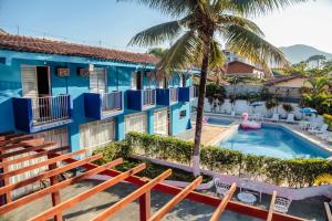 un complexe avec une piscine et un bâtiment dans l'établissement MOVA - Hotel Costa Azul, à Ubatuba