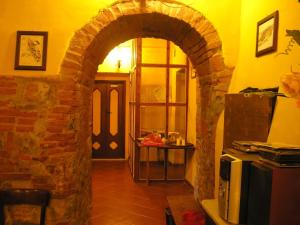 バルベリーノ・ディ・ヴァル・デルサにあるBorghetto Di San Filippoのアーチ型の部屋