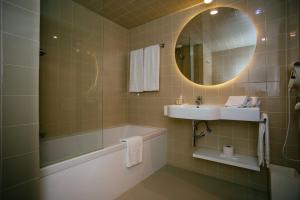 Um banheiro em Axis Vermar Conference & Beach Hotel