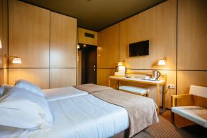 Cama ou camas em um quarto em Axis Vermar Conference & Beach Hotel