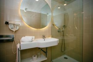Um banheiro em Axis Vermar Conference & Beach Hotel