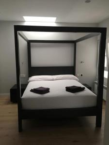 1 dormitorio con 1 cama con 2 toallas en Irún by Basquelidays, en Irún