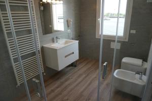 Un baño con lavabo, ducha e inodoro. en Holiday House, en Chioggia 17 fotos más