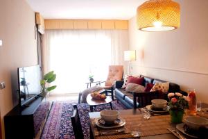 Alcam Barbera Terrazas في باربيرا ديل فاليس: غرفة معيشة مع أريكة وطاولة طعام