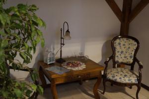 una mesa con una silla y un plato de comida. en LA BRIGATA APARTMENTS Suite Room en Cavallino-Treporti