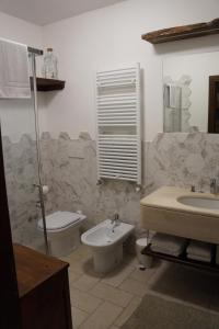 Kylpyhuone majoituspaikassa LA BRIGATA APARTMENTS Suite Room