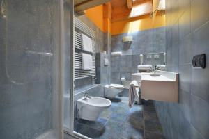 un bagno con due WC e un lavandino di Chalet Matteo a Livigno
