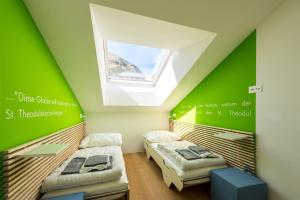 Posteľ alebo postele v izbe v ubytovaní Legendär Zermatt