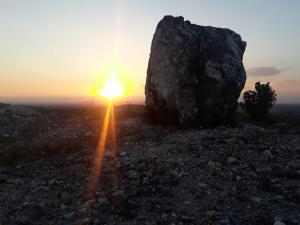 Východ nebo západ slunce při pohledu z hostelu nebo okolí
