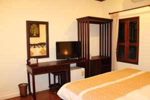 TV a/nebo společenská místnost v ubytování Luang Prabang Legend Hotel