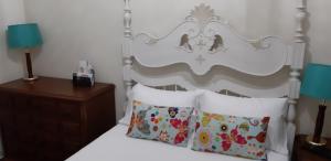 Giường trong phòng chung tại Hotel Vila Esteves