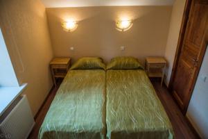 - une petite chambre avec un lit et 2 tables de chevet dans l'établissement Prie upes, à Kunioniai